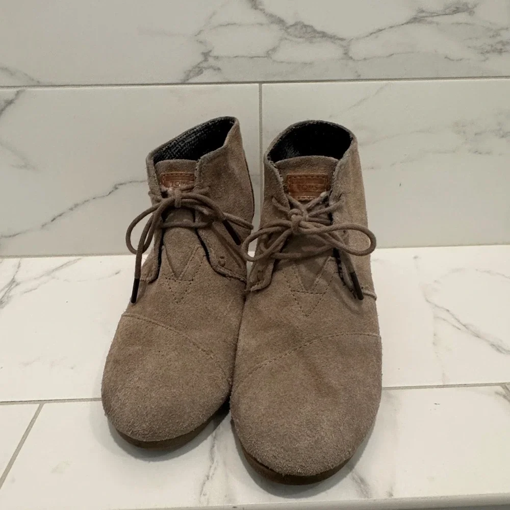 TOMS Womens 9 Suede Wedge Booties Taupe Lace Up Ankle Boots Boho Casual‎ Shoes